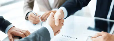 AXA s'associe au Crédit Mutuel poignée de main