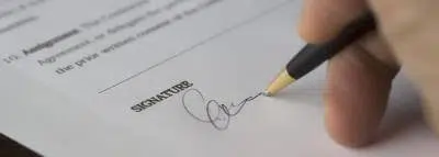 contrat-signature-stylo-main contrat-signature-stylo-main