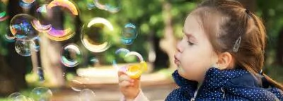 enfant-fillette-bulles enfant-fillette-bulles