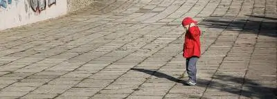 enfant-seul-pavé-graffiti enfant-seul-pavé-graffiti
