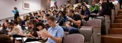 Mutuelle étudiant boursier : trouvez la vôtre amphithéâtre faculté
