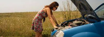 femme-panne-voiture femme-panne-voiture