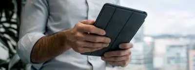 Assurance homme clé : protégez votre entreprise homme-tablette