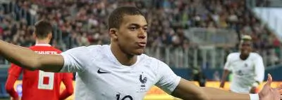 Kilian Mbappé joue actuellement au PSG et dans l'équipe de France de football mbappe-foot