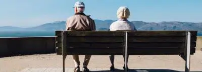 personnes âgées sur un banc