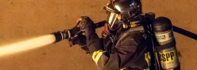 Incendie moto : protection et assurance pompier feu